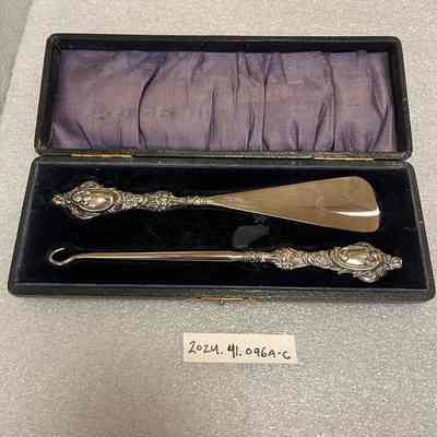 Buttonhook