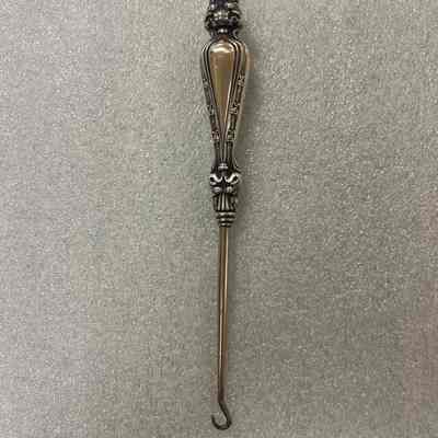 Buttonhook