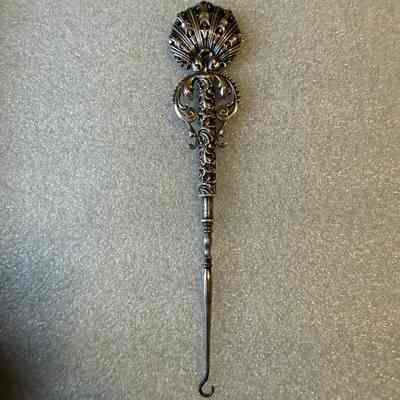 Buttonhook