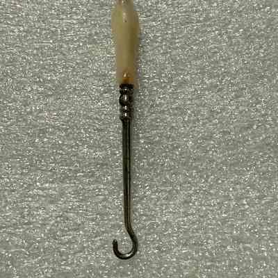 Buttonhook