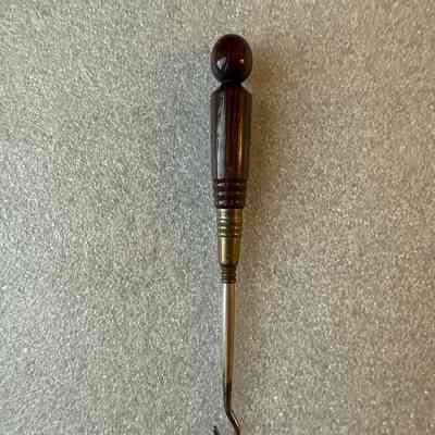 Buttonhook
