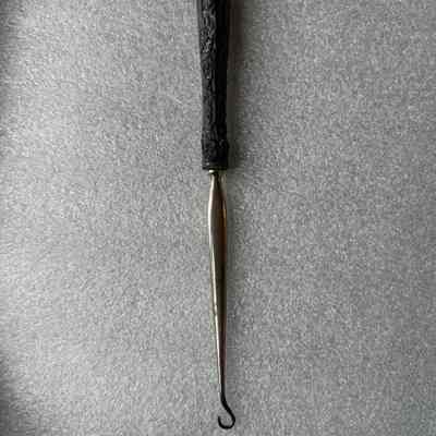 Buttonhook