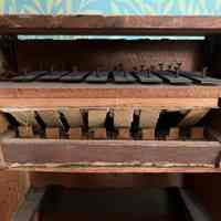 Back of instrument showing the interior xylophone