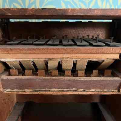 Back of instrument showing the interior xylophone