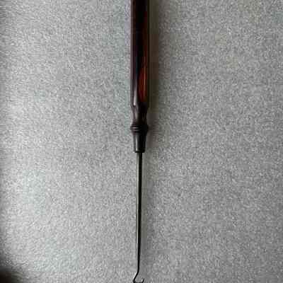 Buttonhook