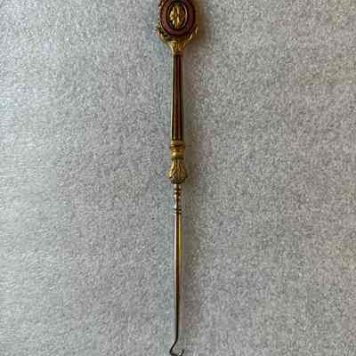 Buttonhook