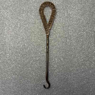 Buttonhook