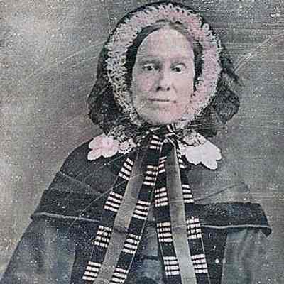 Mantle with White Collar