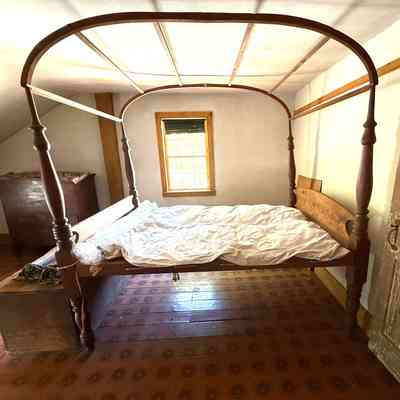 Half-Tester Bed