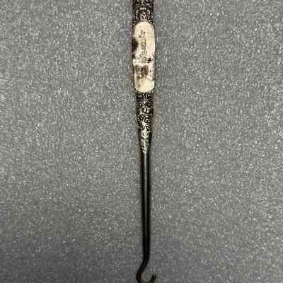 Buttonhook