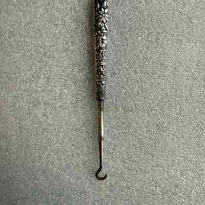 Buttonhook