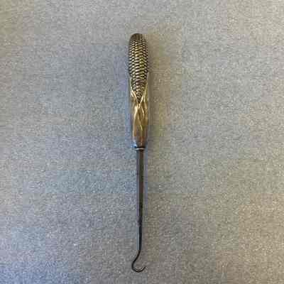 Buttonhook