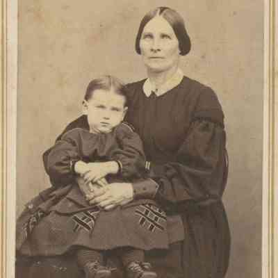 Carte-de-Visite, Mrs. Henry Strauss & Child