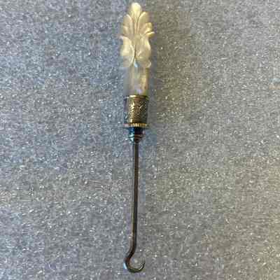 Buttonhook