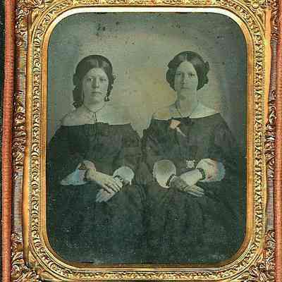 Two Sisters, Neck Chains