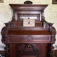 Organ with lid closed
