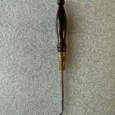 Buttonhook