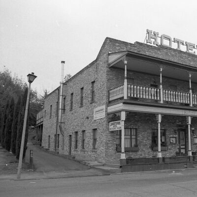 Main St., Jamestown Hotel