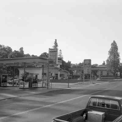 S. Washington St. gas stations, Sonora