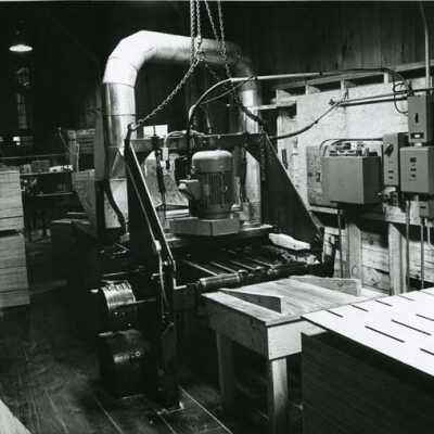 Plywood bundle edger machine