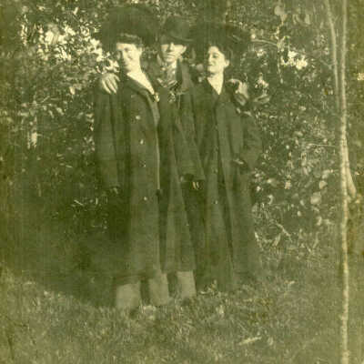 Uunidentified women and man
