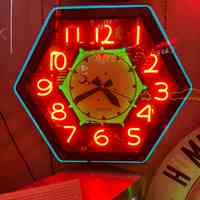          Cleveland Neon Point-of-Purchase Pinwheel Clock picture number 2
   