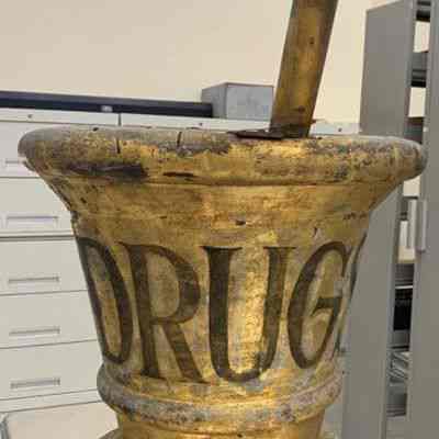 Mortar & Pestle Gold Leaf Trade Sign