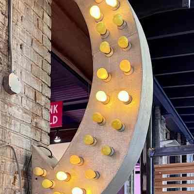 Flashing Lightbulbs Arrow Sign