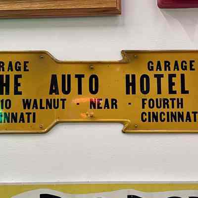 Auto Hotel Arrow Sign