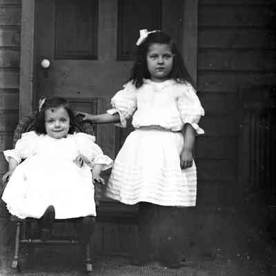 2 girls