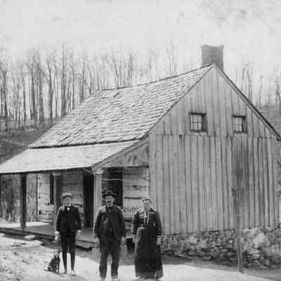 Archie, Nathaniel & Fannie Zepp at log farm house