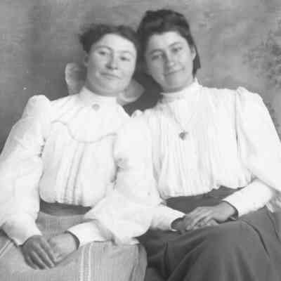2 women