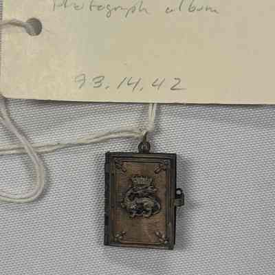 Souvenir, miniature photo album