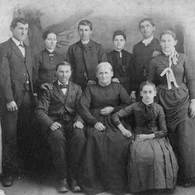 9 people, family portrait ?