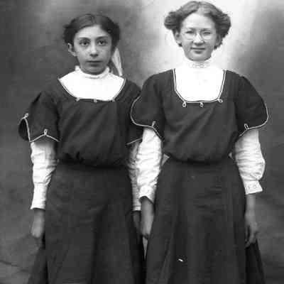 2 girls
