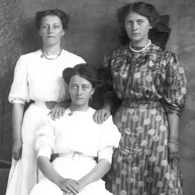 3 women