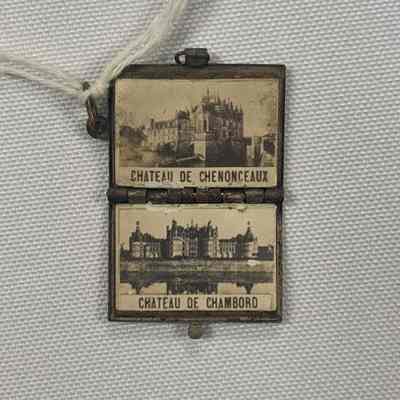 Lower: “CHATEAU DE CHAMBORD” Upper: “CHATEAU DE CHENONCEAUX”