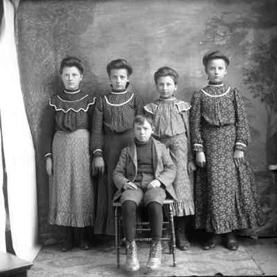 4 girls & 1 boy
