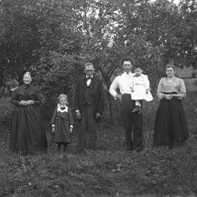 Mary Jane (Reinecker) Powell, Hilda Powell, Ezra Powell, David Powell - (Holding Denton Powell), Sarah "Sally" Feeser Powell