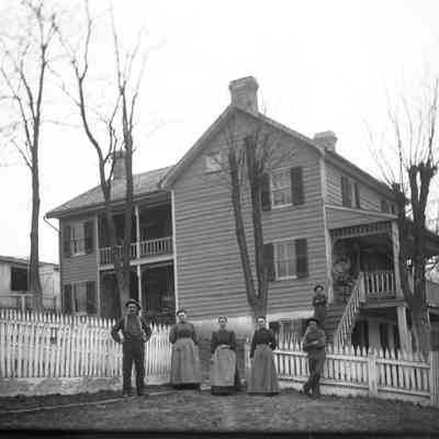 house & 6 people