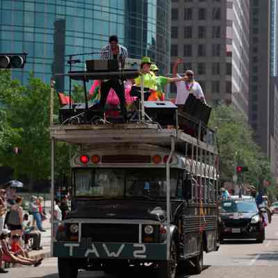 207, S.W.A.T. Bus, Kenneth Crimmins