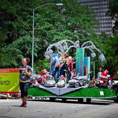 002, Art Car Capital of the World, Nicole Strine, Ben Gibson,Will Hill, Julian Luna, Robynn Sanders and assortedmembers, of the Houston Art Car Klub