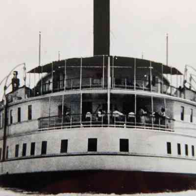 Direct on closeup shot of stern.