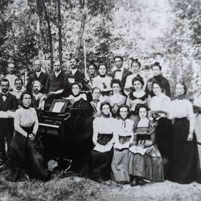 Choir with organist.