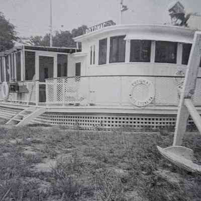 Oblique shot showing fire and starboard.: This picture shows a view of the starboard side screened porch.