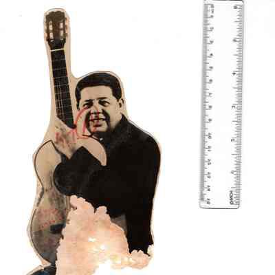 Francisco (paquito) López Cruz con su guitarra