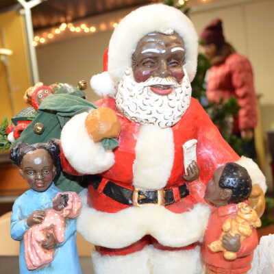 Santa with bag and children (tabletop)