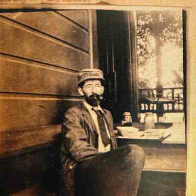 Portrait Edgar Cohen on his back porch