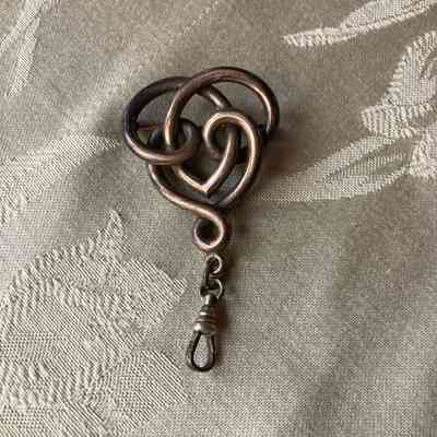 Metal chainmalle knot brooch