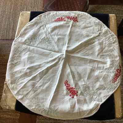 Round embroidered table cloth
